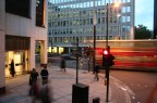 Londra. Foto scattata dal piano superiore di un bus a due piani scoperto...
T. 1/3 f/3,5.
(Peccato che sia leggermente mossa)