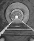 Questa  la prospettiva della scaletta di salita verso una vecchissima cisterna d'acqua in disuso.