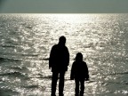 Scatto rubato padre e figlia in riva al mare d'inverno!