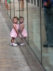 Una bimba incontrata a Barcelona... giocava con la sua immagine riflessa nelle vetrate di un teatro... interrompendosi di tanto in tanto per cercare gli occhi del padre che la sorvegliava affettuosamente... e io per una volta tanto avevo la fotocamera pronta in mano!