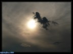 Il cielo velato e una nuvoletta passa