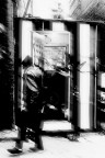 SOHO, un homeless cerca un rifugio per la notte...