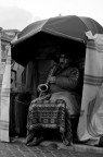 Natale, sul ponte dell'isola tiberina (Roma), un uomo e il suo sax tutto il resto  fuori.