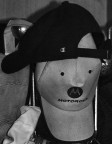 preadolescente triste con cappellino