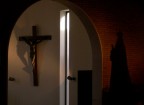 ero in chiesa...
mi sono accorto di quello che anche voi vedete...
la foto sicuramente non rende e non esprime quello che io ho provato...
credetemi, non  stato facile scattare con tanta gente che ad un certopunto ha cominciato a vedere me e a non seguire pi la messa..