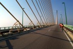 Attraversamento di un ponte in Belgio durante una vacanza in bici. Foto scattata pedalando .... really "on the road"!!