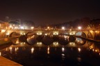 Roma dorme ed il Tevere si ferma sotto i ponti