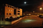 Naturalmente la luna piena di questa sera illumuna solo la scia dell'aereo...m con la casa rossa la composizioone che ne e' venuta fuori mi piaceva particorarmente....
Giudicate voi....