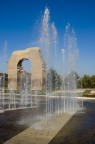 il simbolo di roma, l'acqudotto, a confronto con una moderna fontana