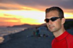 Notare il riflesso della surf board sulla lente a destra