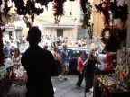 Fabbricante di pastori sulla soglia della sua bottega in S. Gregorio Armeno a Napoli.