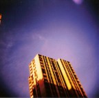 Sperimentazione del cross processing su un palazzone a Londra.
Foto scattata con una HOLGA 120N.