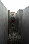 Una bimba che gioca spensierata tra le pietre di un monumento in memoria dell'Olocausto, a Berlino.

Critiche, consigli e critiche al solito saranno graditissimi
