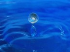 La base della goccia  sempre di quel colore arancione molto particolare (come nella precedente). 
La cosa che pi mi ha stupito  quella "mano" che  venuta fuori sulla goccia durante il rimbalzo. 
Oppure pu rappresentare un delfino con la sua palla da gioco sopra il naso!