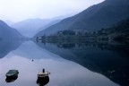 una vista del lago all'imbruinire in un giornata uggiosa