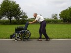 Mio nonno che, a fare ginnastica, sembra ancora capace!