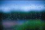 Gocce di temporale su finestra