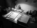 Libri, penne, pillole al ginseng, un bicchiere, un orologio e tanto altro... per una cosa cos semplice e impegnativa. Ecco ci che mi accompagna nello studio.