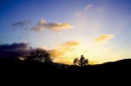 Tramonto un po' banale? 

Credo di s...considerando che per adesso al max come grandangolo posso arrivare a 30mm (quindi secondo me non siamo nemmeno nel grandangolo), come avrei potuto migliorare la situazione ad un livello di composizione? 

Grazie!