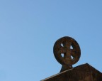 Mi piaceva il contrasto del grigio della croce con l'azzurro del cielo.