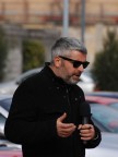 Enrico Lucci mentre registra un servizio per Le Iene al Nauticshow di Verona