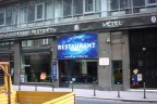 In questo locale i turisti vengono portati da ragazze e a loro insaputa alla fine della serata trovano conti di 300 e passa Euro...