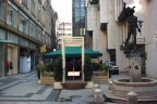 In questo locale i turisti vengono portati da ragazze e a loro insaputa alla fine della serata trovano conti di 300 e passa Euro...Il locale si trova al primo piano, ci si arriva con l'ascensore, quello in primo piano non  l'accusato. Si trova in Vaci Utca