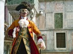 Invio una serie di foto del carnevale di venezia.
Alcune sono modificate con Photoshop, vorrei un vostro parere perch devo stamparle per incorniciarle e metterle in una parete a casa. Spero che qualche buon fotografo e qualche mago del PS mi aiutino.
Ah, come le incorniciereste?