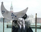 Invio una serie di foto del carnevale di venezia.
Alcune sono modificate con Photoshop, vorrei un vostro parere perch devo stamparle per incorniciarle e metterle in una parete a casa. Spero che qualche buon fotografo e qualche mago del PS mi aiutino.
Ah, come le incorniciereste?