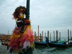 Invio una serie di foto del carnevale di venezia.
Alcune sono modificate con Photoshop, vorrei un vostro parere perch devo stamparle per incorniciarle e metterle in una parete a casa. Spero che qualche buon fotografo e qualche mago del PS mi aiutino.
Ah, come le incorniciereste?