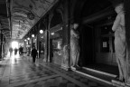 L'entrata alla biblioteca di Venezia, circondata da una tranquilla atmosfera mattutina...

Commeni e critiche benvenuti