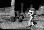 gli anni che uno dopo l'altro sono passati sul corpo di questo anziano signore curvandolo, piegandolo. Ogni ruga una storia da raccontare.
e noi...basterebbe ascoltare.