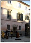 Momento musicale in piazzetta a Calcata in un caldo pomeriggio di Marzo