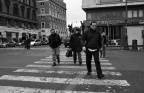 Sguardo basso.......passo veloce