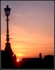 eccomi sul colle a vedere il tramonto sulla mia citt. Il sole cala e bacia il palazzo che da qualche anno vive insieme a me di tante emozioni. Oggi mi sono accorto di vivere nella citt pi straordinaria del mondo e solo andando a piedi posso accorgermi dei tanti particolari che si possono osservare...