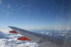 sar che  stato il mio primo viaggio, sar che non sono mai stato in aereo prima, sar che il ricordo di berlino ci mette del suo, ma questa foto mi da un senso di libert assurdo..

l'ho fatta mentre raggiungevo berlino..

sono alle primissime armi con la photo e giustifico quelle scie dicendovi che l'obl era tutto graffiato..

che ne pensate?