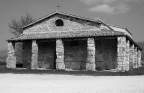 di fronte