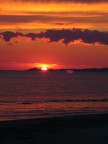 Maledette mani tremolanti che mi fanno fare l'orizzonte sempre storto!
Forse avrei dovuto centrare di pi il sole, vero?

Domanda: a cosa  dovuta quell'orribile macchia violacea sulla destra? E come posso evitarla in futuro?
Grazie in anticipo!