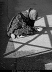 La fotografia  stata scattata con una macchina fotografica digitale. In un secondo momento  stata ritoccata a computer aumentando il contrasto, regolando la colorazione, togliendo le imperfezioni e convertendo l'immagine in scala di grigi.

Soggetto: Zingara chiede l'elemosina - Colosseo - Roma

Tecnologia: Nikon Coolpix L5 e Adobe Photoshop