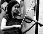 Un'artista di strada... non sapevo se la sezione giusta  questa o Ritratto... che dite? :)
Suggerimenti e critiche sempre ben accetti!
Lo so che pende a destra, ma la violinista si muoveva molto col busto avanti e indietro e volevo dare un taglio pi dinamico... ho anche lo stesso scatto dritto, ma cos mi sembra che renda di pi... ;)