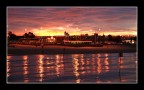 La sera arriva a tintinnare sui vetri delle case della tranquilla cittadina di Madryn in Patagonia.
Il cielo diventa come di sangue, e io sul molo mi godo lo spettacolo di uno dei pi bei tramonti mai visti, col 70-200 in mano, senza credere ai miei occhi.