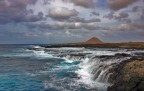 CAPO VERDE - ISOLA DI SAL - La favolosa scogliera di Regona a nord del porto di Palmeira con sullo sfondo il Monte Leste, un vulcano spento di 263 mt. di altezza.