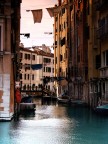 Mentre camminavo per Venezia sono rimasta colpita da questa scena. Se ci togliamo l'acqua potrebbe essere Napoli, oppure quando piove e si allagano le strade... :-)