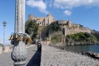 Castello con inizio di lucchetti d'amore nel lampione.