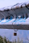 La catena legata al guard rail come se formasse il simbolo di infinito