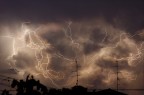 Un temporale minaccioso si avvicina al quartiere dove abito: quale miglior occasione per fare una prova di lunga esposizione!?!
Questo  il risultato...

Suggerimenti e critiche sempre ben accetti