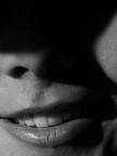 Toglimi il pane, se vuoi,
toglimi l'aria, ma
non togliermi il tuo sorriso.

Non togliermi la rosa,
la lancia che sgrani,
l'acqua che d'improvviso
scoppia nella tua gioia,
la repentina onda
d'argento che ti nasce.

P.Neruda