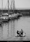 La fotografia  stata scattata con una macchina fotografica digitale. In un secondo momento  stata ritoccata a computer aumentando il contrasto, regolando la colorazione e convertendo l'immagine in scala di grigi.

Soggetto: Gommone in uscita dal porto - Ostia - Roma

Tecnologia: Nikon Coolpix L5 e Adobe Photoshop