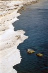...Tra roccia e acqua, bianco e blu, due materiche realt quasi astratte?
Vecchia foto scattata con pellicola, poi scansionata, fatta a Bonifacio, Corsica.