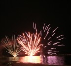 fuoco artificiale realizzati in spiaggia. scattata senza cavalletto.